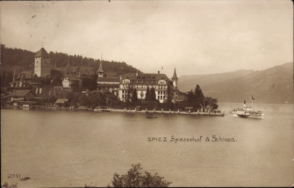 KP Spiez nad jeziorem Thun w kantonie Berno, Spiezerhof i zamek, łódź na wodzie, góry w tle