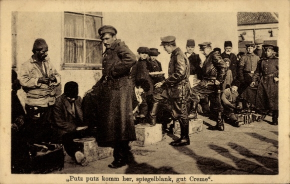 Ak Schuhputzer, deutsche Soldaten, Kriegsschauplatz I. WK