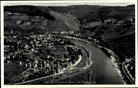 Ak Bernkastel Kues an der Mosel, Holzschnitt der Stadt, Mosel, Flugzeugansicht, nmotiv