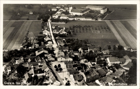 Ak Gars am Inn Oberbayern, Luftaufnahme, Dorfansicht, Felder, Gebäude, 