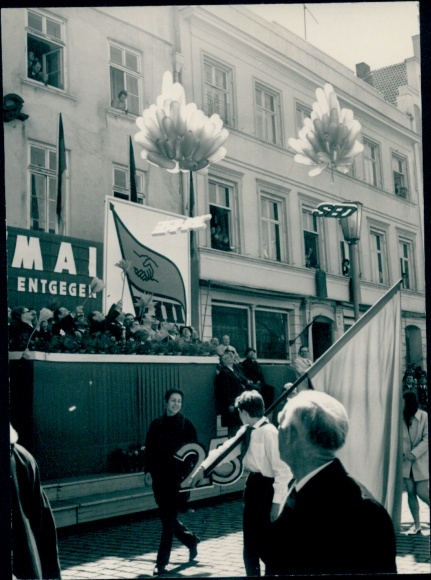 Photo Wismar, May Day march on the market square, SED