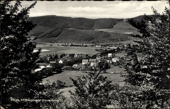 Ak Meschede in het Sauerland, landschap met bergen, dorpen in de vallei, beboste heuvels