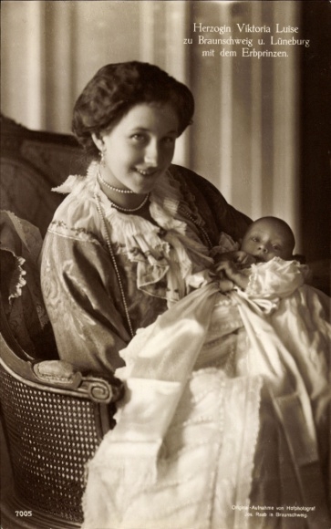 Ak Herzogin Viktoria Luise zu Braunschweig und Lüneburg, Erbprinz Ernst August