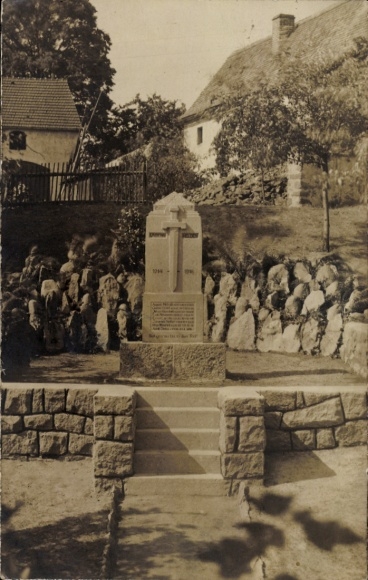 Foto Ak Berge Großpostwitz, Gedenkstein