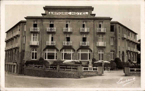 KP Tregastel Cotes d'Armor, ARMORIC HOTEL, dwupiętrowy budynek, otoczenie z drzewami