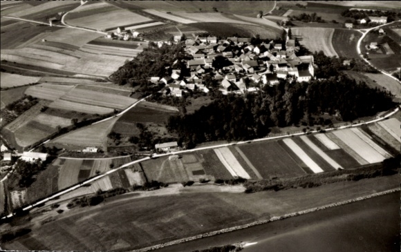 Ak Kelheim an der Donau Niederbayern, Luftaufnahme eines Dorfes, Umgeben von Feldern, Schwarz-Wei