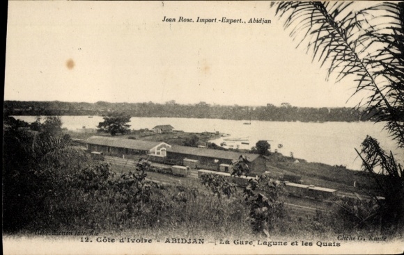 Ak Abidjan Elfenbeinküste,  Lagune und Quais, Zug und Gebäude sichtbar