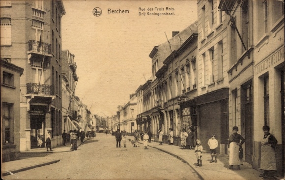 Ak Berchem Vlaanderen Antwerpen, straat met huizen, mensen op straat, Driekoningenstraat