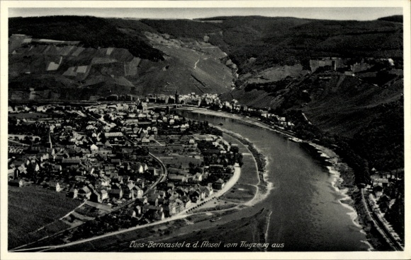 Ak Bernkastel Kues an der Mosel, Holzschnitt der Stadt, Mosel, Flugzeugansicht, nmotiv