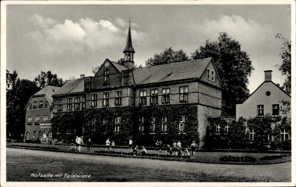 Postcard Westuffeln Werl in Westphalia, boys' home, Mellin'sche Foundation, playground