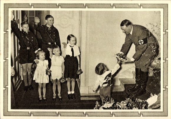 Ganzsachen Ak Kinder begrüßen Adolf Hitler, Blumenstrauß, Hitlerjugend, BDM