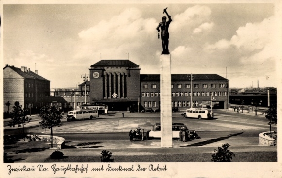 Postcard Zwickau in Saxony, Main Station, Monument of Labor