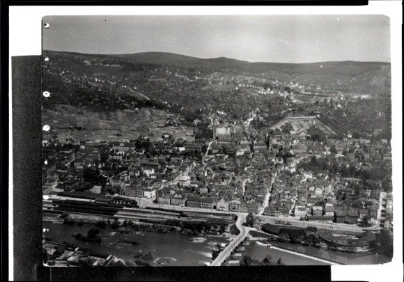 Ak Esslingen am Neckar,  Neckar, Eisenbahn, Strassen, Bruecke, Haeuser, Kirchturm