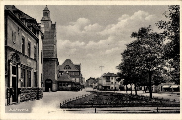 Ak Schkeuditz in Sachsen, Stadtansicht, Gebäude, Bäume, Blumenbeet