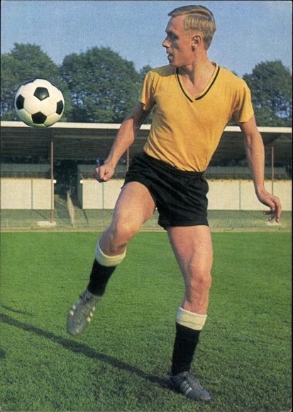 Postcard soccer player Siegfried Held with soccer ball, Borussia Dortmund, Aral collection picture