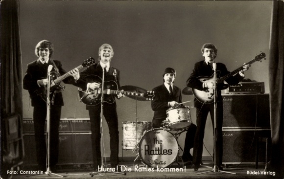 Ak Deutsche Beat- und Rockband The Rattles auf der Bühne, Schlagzeug, Gitarren