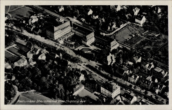 Ak Oberschlema Bad Schlema im Erzgebirge, Luftaufnahme des Radiumbads,  Gebäude, Straßen, Bäume