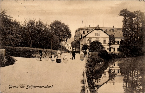 Postcard Seifhennersdorf in Upper Lusatia Saxony, greetings from people and bicycles at the canal, building
