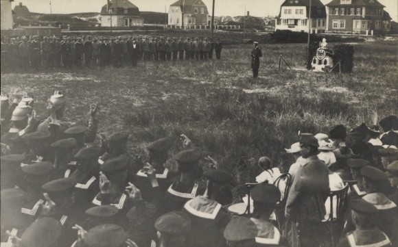 foto Ak Wangerooge, Duitse matrozen in uniform, beëdigen, luitenant R. Bräuninger, 1915