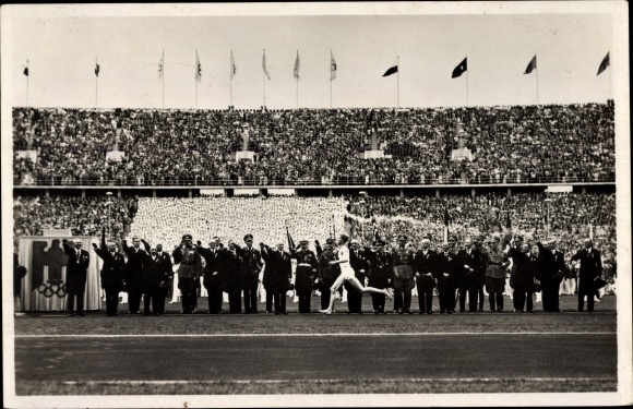 PC Berlin Reichssportfeld, Olympic Stadium, Olympics 1936, torch relay runner arrives in the stadium