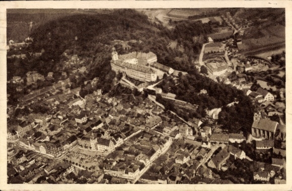 Ak Rudolstadt in Thüringen, Luftaufnahme von Rudolstadt, Schloss, Stadtansicht, Schwarz-Weiß