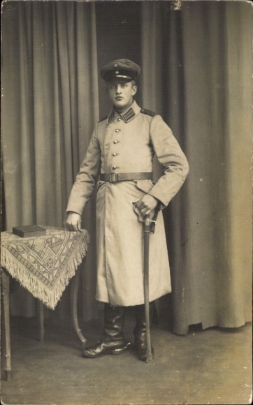 Ak Jüterbog in Brandenburg, Porträt eines Soldaten mit Pickelhaube, Uniform und Säbel.