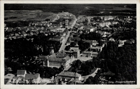 KP Neustrelitz w Meklemburgii, widok ogólny ze zdjęcia lotniczego, architektura