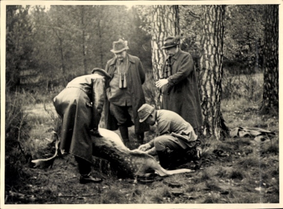 Foto Jagd, Jäger mit einem erlegten Hirsch