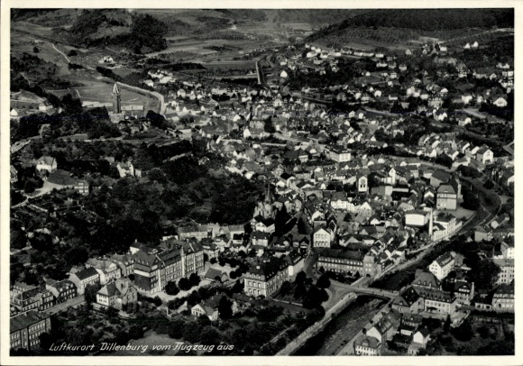 Ak Dillenburg in Hessen, Luftaufnahme von  Häuser, Landschaft, Flugzeugperspektive