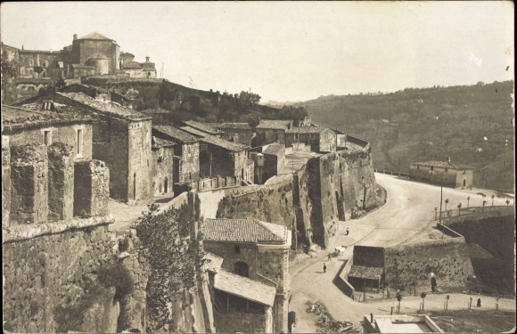 Ak Orvieto Umbrien, Alte Stadtmauer, Festung, Blick auf den Ort
