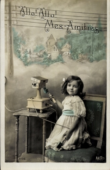 Dziewczyna z KP na telefonie, portret dziecka