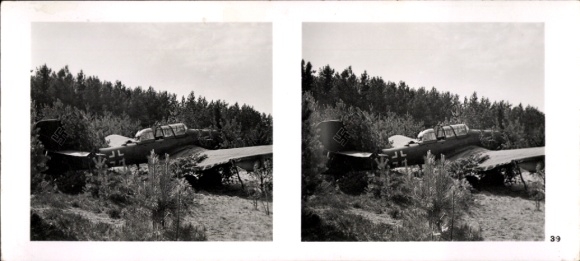 Stereo Raumbild Foto Fliegen und Siegen Nr. 39, Stuka Ju 87 getarnt auf einem Feldflughafen