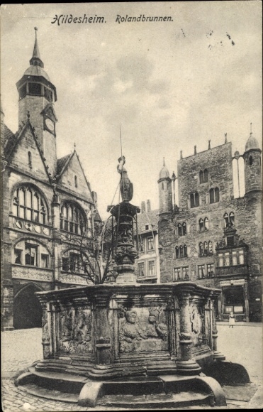 Postcard Hildesheim in Lower Saxony, Rolandbrunnen in Hildesheim.