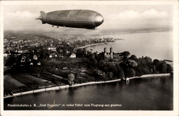 Ak Friedrichshafen am Bodensee, Luftschiff LZ 127 Graf Zeppelin in voller Fahrt, Fliegeraufnahme