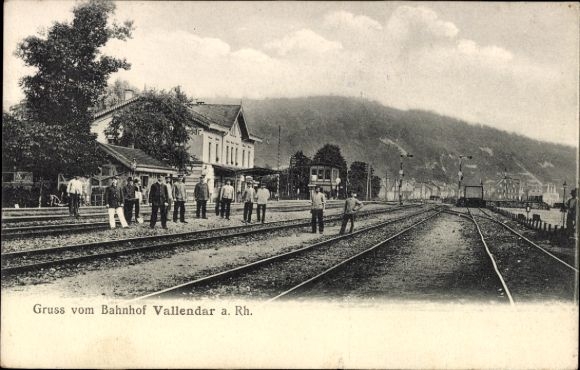 Ak Vallendar am Rhein, Bahnhof, Männer zwischen den Gleisen