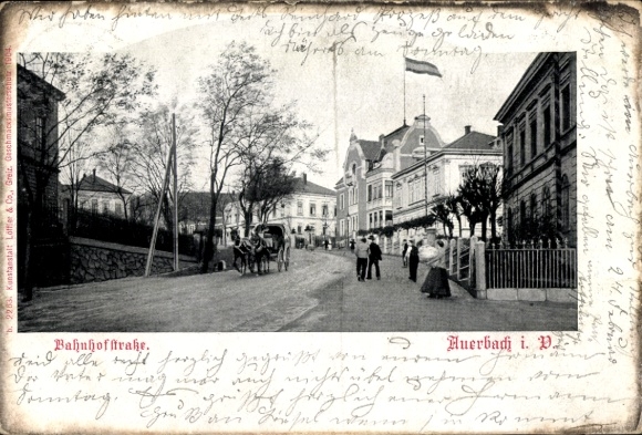 Postcard Auerbach im Vogtland, Bahnhofstraße, , horse-drawn carriage, old architecture, people