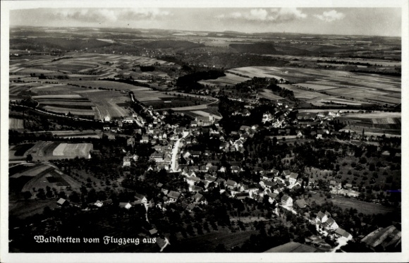 Ak Waldstetten im Ostalbkreis Württemberg, Luftaufnahme von  grüne Landschaft, Wohnhäuser