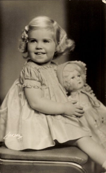 Postcard Princess Margaretha, portrait with doll
