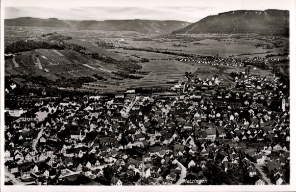 Ak Metzingen in Württemberg, Panoramablick auf die Stadt, Häuser, Landschaft, Berge, Felder