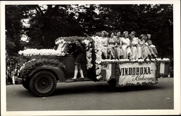 Foto geschmückter Lastwagen, LKW, Festwagen Vindobona Konkurrenz, Frauen in Kleidern