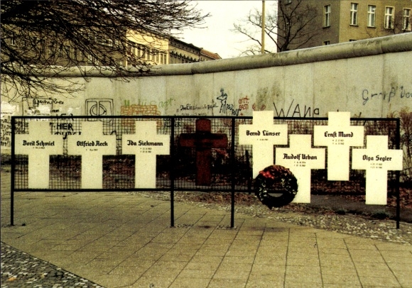 Ak Berlin, Berliner Mauer, Gedenkkreuze der Maueropfer an der Bernauer Straße