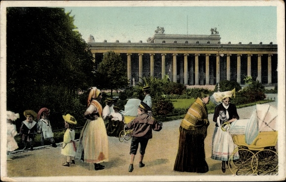 Ak Berlin Mitte, Lustgarten, altes Museum, Frauen in Tracht