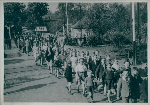 Fot. Max Schirner Berlin, Falkensee w Havelland, liczna społeczność niemiecka na obchodach majowych, SED Dept. 6