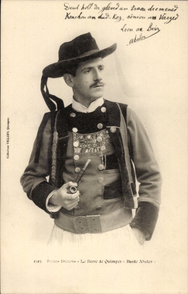 Postcard Quimper Finistère, man in Breton costume, pipe