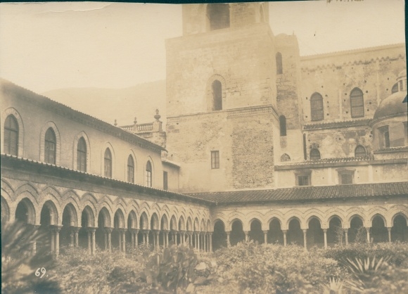 Foto Monreale Sicilia Italië, klooster, arcades, uitzicht vanaf de binnenplaats