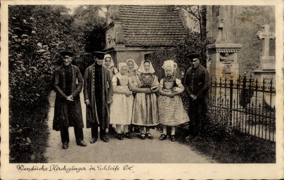 Postcard Schleife in Upper Lusatia, Wendish churchgoers, traditional costumes