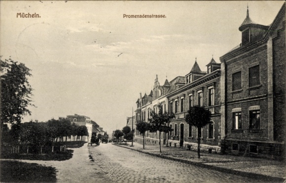 Ak Mücheln im Saalekreis, Promenadenstraße, Bäume, Häuser, geteerte Straße