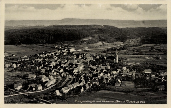 Ak Rangendingen im Zollernalbkreis, Luftaufnahme von  Hohenzollern im Hintergrund, schwarz-weiß