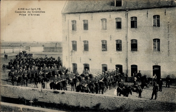 CPA Aire sur la Lys Pas de Calais, Caserne de Crémilles, Prise d'Armes