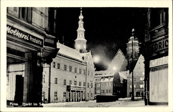 Ak Pirna an der Elbe, Markt im Scheinwerferlicht, Winter, Molkerei-Geschäft